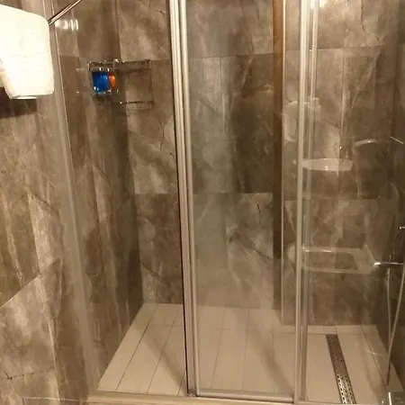 Livana מלון 2*